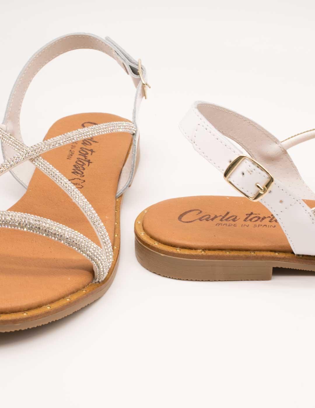 Sandalias blancas Zabba Difference: Elegancia y comodidad para el verano.