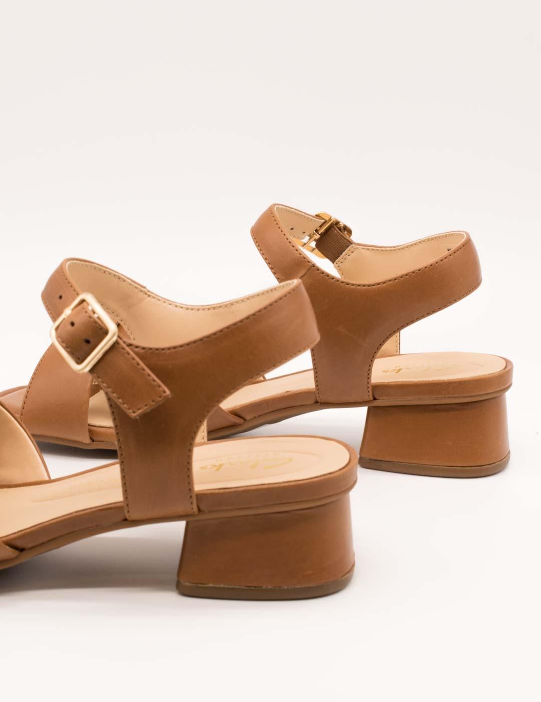Sandalia Clarks 26181346 Serina35 Cross Tan de Mujer